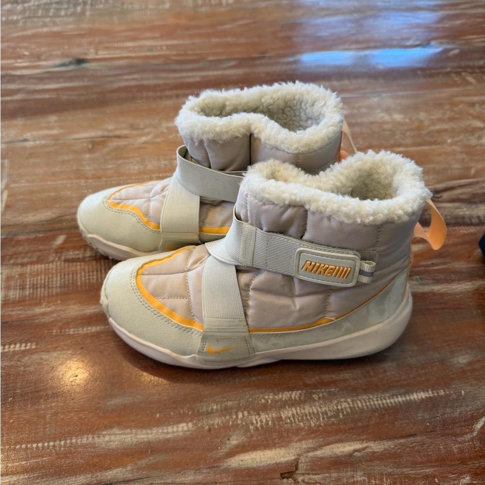 Nike Kids Cream Sherpa-Lined Boots